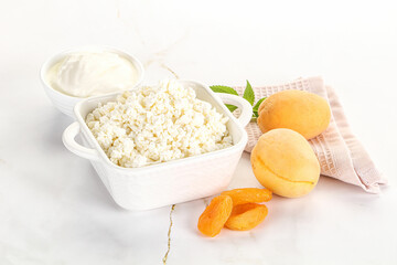 Cottage cheese with apricot and cream