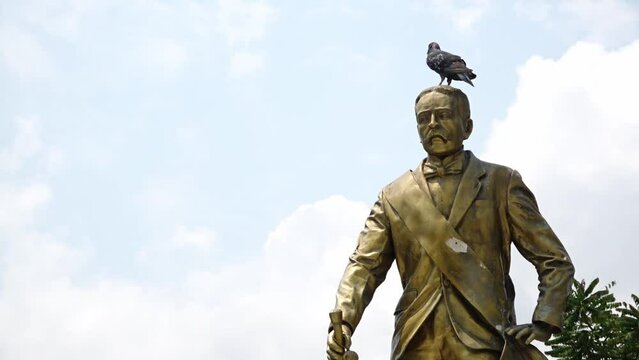 esculturas de personajes heroicos