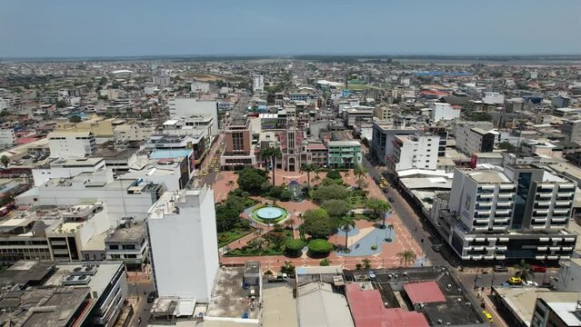Toma a&eacute;rea de la iglesia del Parque Juan Montalvo en Machala, El Oro, Ecuador