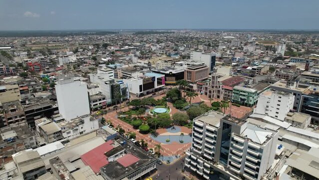 Vista a&eacute;rea de la iglesia en Machala, Parque Juan Montalvo. Vista de drones urbanos.