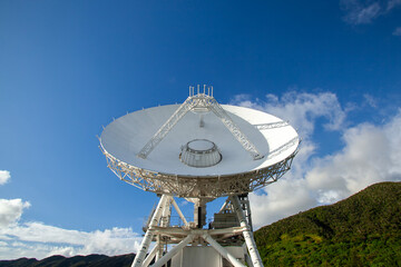 空に向けられた電波望遠鏡のアンテナ