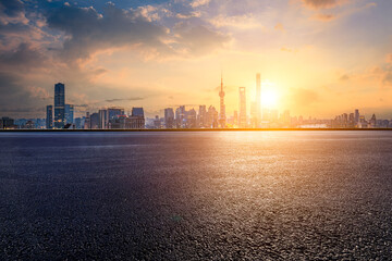 Obraz premium Shanghai city skyline and asphalt road in the morning