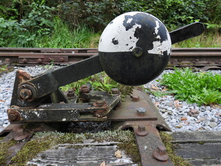 Ein Weichenstellhebel auf dem Abschnitt einer Museumsbahn