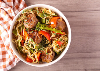 Meatballs with noodles, broccoli