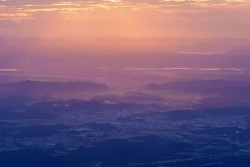 Deurstickers 夜明けの朝日の光が降り注ぐ田舎の町と山々　栃木県那須  © sunrising4725