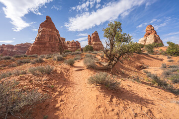 hiking the chesler park loop trail, canyonlands national park, usa