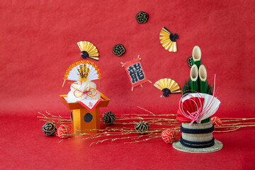日本の正月　門松、松飾りと鏡餅と扇と竜の文字の凧と水引のデザイン（赤和紙背景）