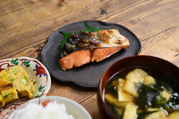 一汁二菜 焼鮭と玉子焼き
