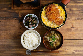 一汁二菜 カツ煮とハマチとわかめのゴマ和え