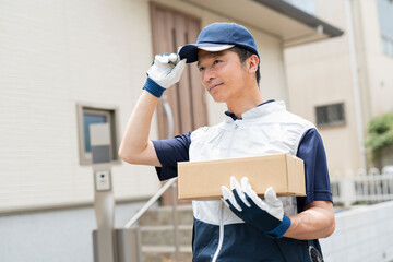 荷物を運ぶ40代配達員
