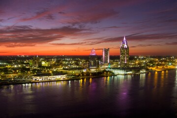 Obraz premium Downtown Mobile waterfront skyline at sunset