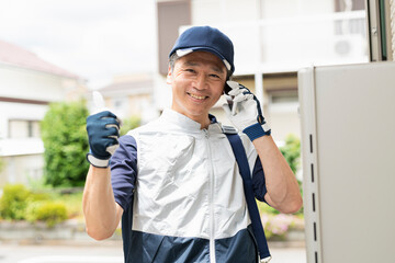 給湯器の点検をする作業員の男性