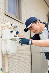 ガスメーターを確認する40代作業員