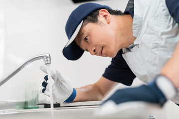 Naklejka premium 蛇口の点検をする作業員の男性