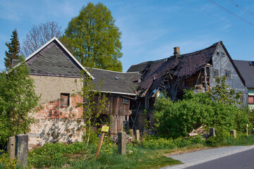 Fototapeta na wymiar Leerstehendes verfallenes Gebäude