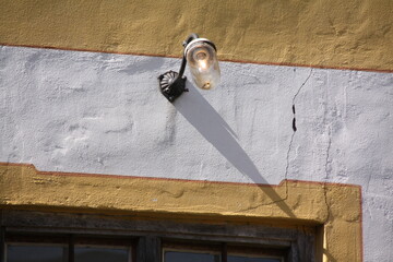 Lampe an einer Fassade