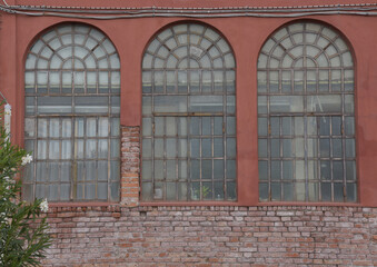 Fototapeta na wymiar alte, verwitterte Fenster an Hausfassade
