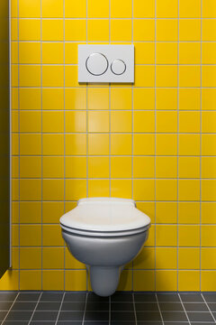 Hänge WC in einem Bad mit gelben Wandfliesen