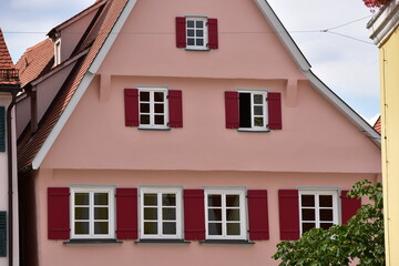 mittelalterliche Stadt Nördlingen mit Hausfassaden, Dächern und der Kirche DNAIEL im Nördlinger Ries