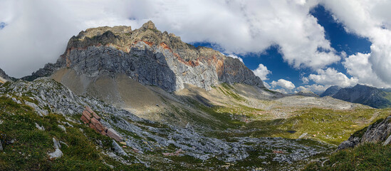 Alpenpanorama des zweithöchsten aber des schönsten Gipfel im Lechquellengebirge die Roten Wand in...