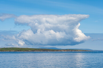 Nimbuswolke zieht über die Orkney Inseln