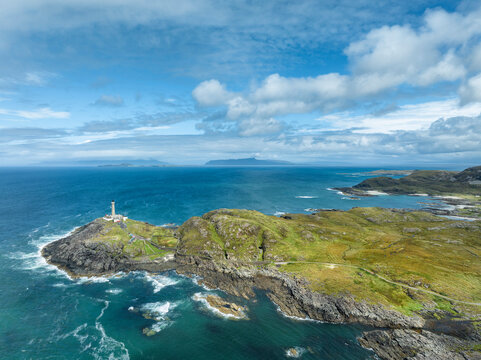 Luftbild vom Ardnamurchan Point mit dem 35 Meter hohen Leuchtturm, am westlichsten Punkt der britischen Hauptinsel, Ardnamurchan