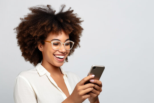 A picture of a happy young black woman using her phone to send messages to her friends, black firday photo