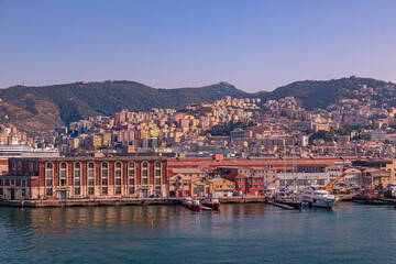 Fototapeta na wymiar Hafeneinfahrt von Genua mit seinen bunten häusern und Schiffe im Vordergrund Genua Italien Europa