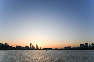 Fototapeta na wymiar Beautiful sunset over the city at Han River, Seoul.