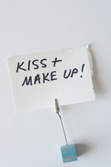 handwritten black felt-tip marker note: kiss + make up! - obrazy, fototapety, plakaty