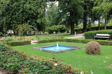 Springbrunnen im Kurpark Bad Nenndorf im Sommer in schöner Gartenanlage
