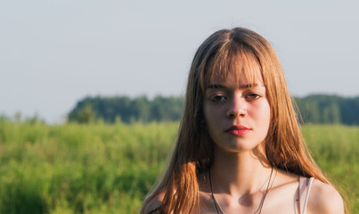 Naklejka premium Portrait image of a young girl in nature