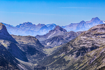 Blick über die Gipfel der Berge im Lechtal in Lech Östereich Europa