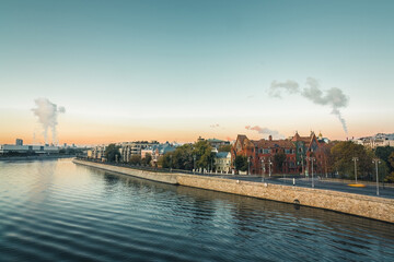 Obraz premium Moscow morning landscape with Prechistenskaya Naberezhnaya and Moskva river