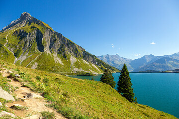 Der Spullersee Hochgebirgssee in Vorarlberg mit Blick auf den Goppelspitz