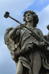 Fototapeta na wymiar Posąg anioła z hizopem (jedno z narzędzi męki Chrystusa) z Mostu Świętego Anioła w Rzymie. 