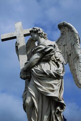 Marmurowa postać anioła umieszczona na moście świętego Anioła w Rzymie trzymająca krzyż, znak męki Chrystusa
