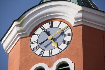 Uhr am Turm der Lutherkirche in München Giesing