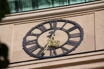 Uhr am Turm der Schön Klinik an der Kurzstraße in München Harlaching
