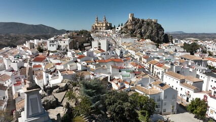 Vista aerea del pueblo de Olvera. Se divisa um castillo, la parroquia de nuestra señora de la...