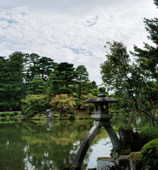 夏の終わりの日本庭園の雰囲気