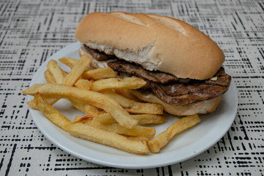 sanguche s&aacute;ndwich de bondiola con papas fritas