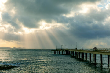 Obraz premium Photograph of the jetty on a foggy cloudy morning in the town of Lorne on the Great Ocean Road in Victoria in Australia