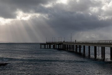 Obraz premium Photograph of the jetty on a foggy cloudy morning in the town of Lorne on the Great Ocean Road in Victoria in Australia