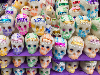Muchas calaveras de azúcar de colores en el mercado decoradas para día de muertos. Concepto del Día de los Muertos. Día de Muertos, Calaveritas de Azúcar.
