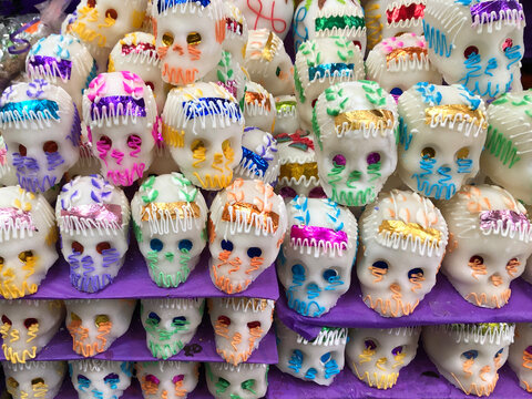 Muchas calaveras de az&uacute;car de colores en el mercado decoradas para d&iacute;a de muertos. Concepto del D&iacute;a de los Muertos. D&iacute;a de Muertos, Calaveritas de Az&uacute;car.