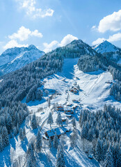 Winter im Kleinwalsertal bei Hirschegg, Blick zum Heuberg