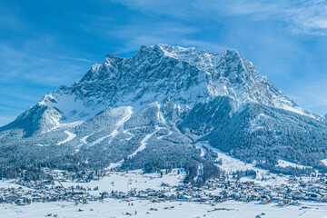 Der gewaltige Gebirgsstock der Zugspitze im Winter vom Ehrwalder Becken aus gesehen