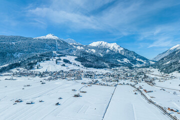 Fototapeta na wymiar Winter in der Tiroler Zugspitz Region, Blick über Lermoos zum Skigebiet Grubigstein