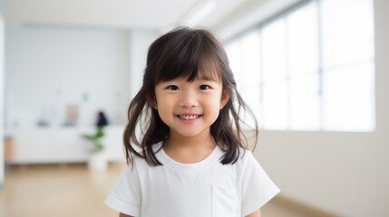 幼い日本人の女の子の笑顔のポートレート - obrazy, fototapety, plakaty